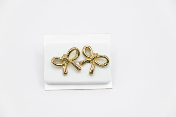 Bow-shaped stud earrings