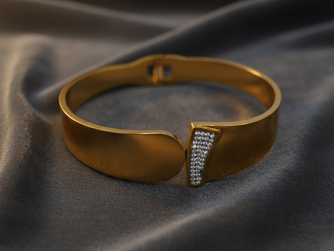 Hinged cuff bracelet